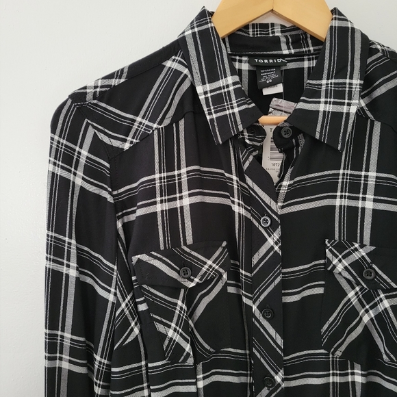 Torrid || 00 Black White Plaid Rayon Twill Camp Shirt - Picture 3 of 9